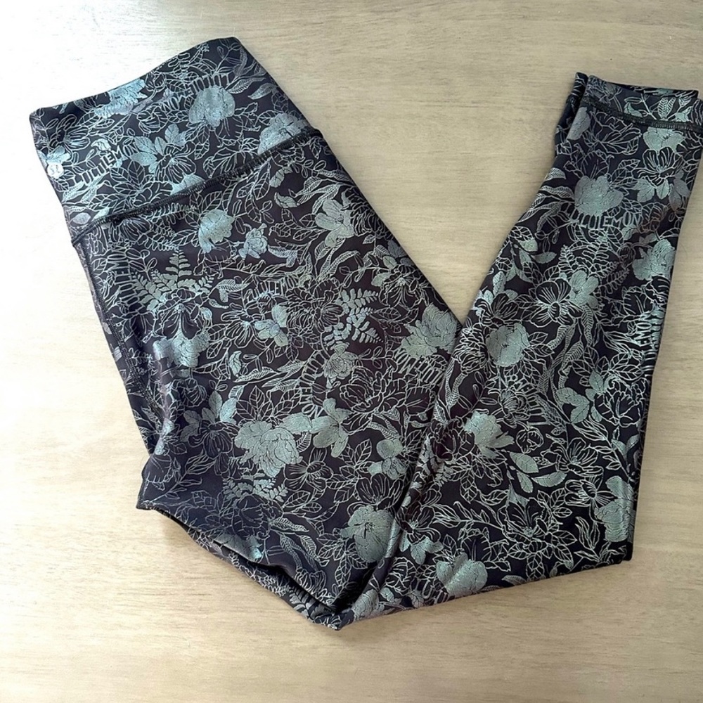 Lululemon Wunder Under Foil Embossed flower/black 25 inch size 6